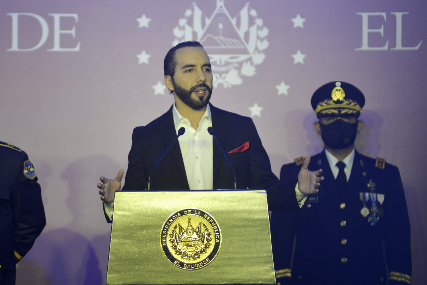 el salvador bitcoin destekli tahvil planini erteledi