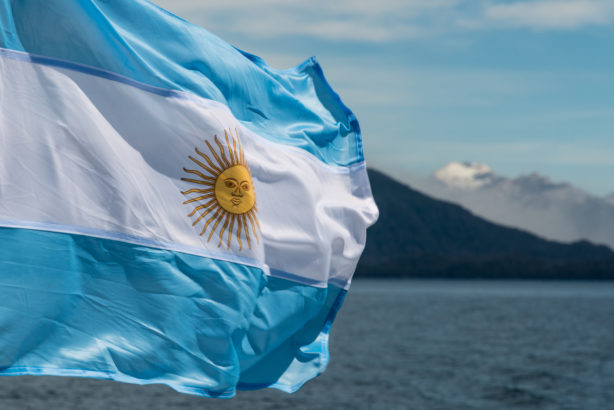 arjantin halki ekonomi bakaninin istifasinin ardindan stablecoinlere yoneldi