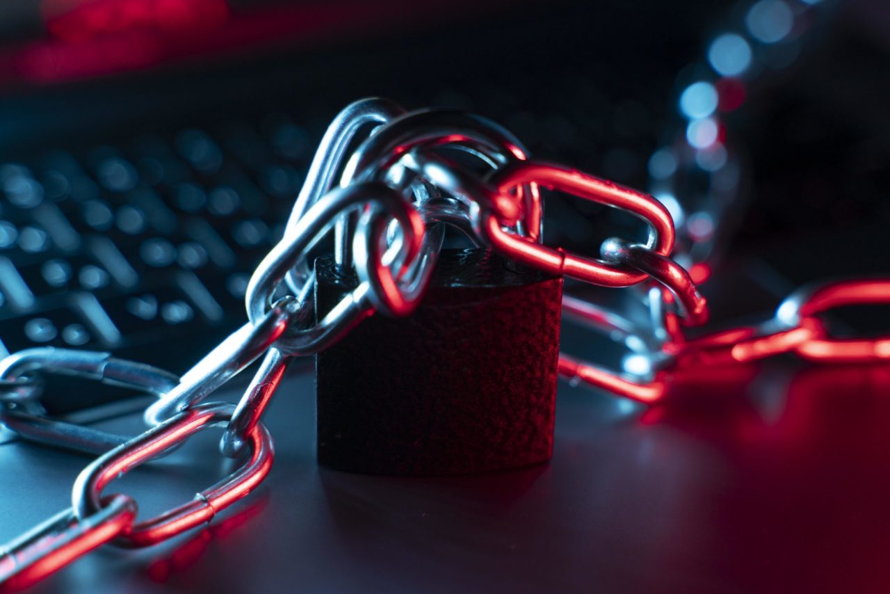 laptop with lock chain arrangement