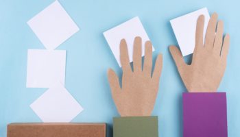 kriptoda kağıt eller